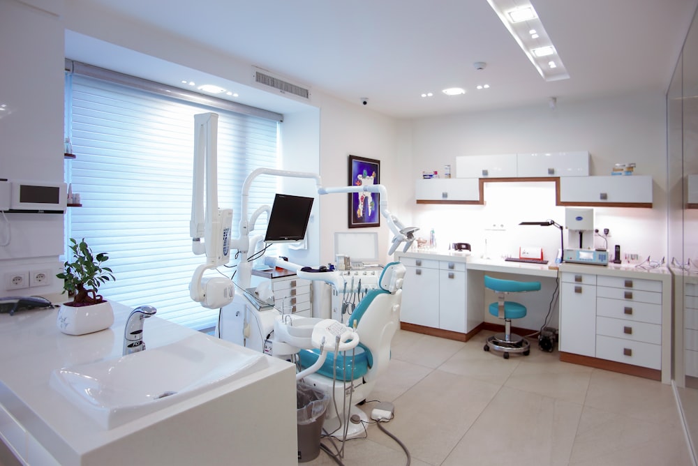 Consultorio odontológico moderno con equipamiento digital — demo Lumina Dental Studio