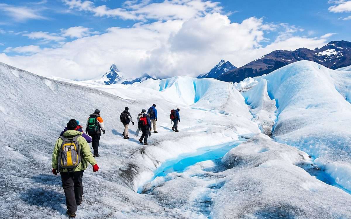 Grupo de excursionistas caminando sobre un glaciar en la Patagonia — demo Andes Outdoor